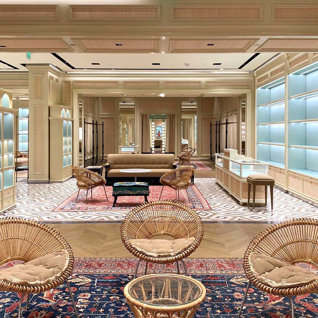 A room of the Gucci Store located in Honolulu Ala Moana Resort, in USA. The retail design project was designed by Fantetti team. In this space we can find a wood floor, coloured carpets and a part of the floor is a mosaic. The colours of the store are warm, with a domincance of beige/wood.