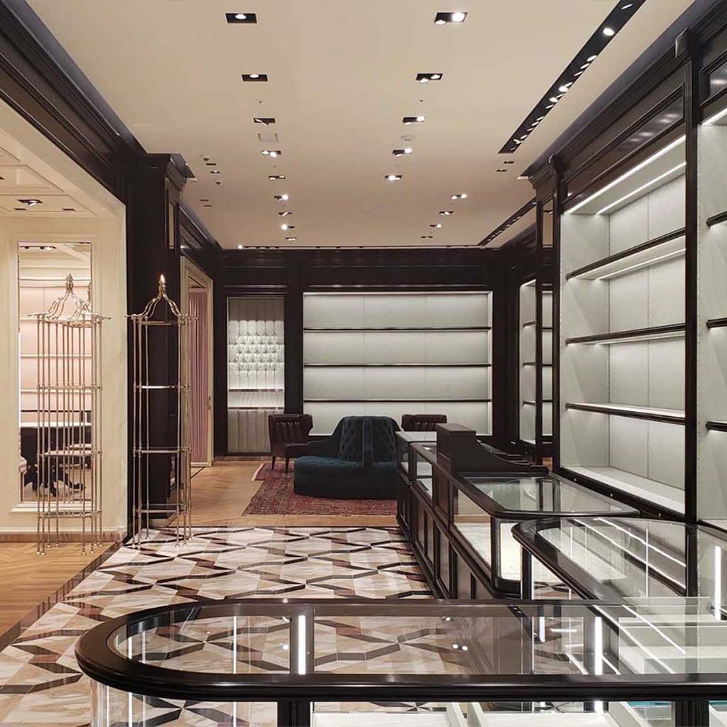 A space of the Gucci Store located in Lotte Incheon. The retail design project was designed by Fantetti team. In this space we can find a wood floor, red carpets and and a marble carpet floor. Part of the furniture is in dark ebony wood, others in pink and blue velvet.